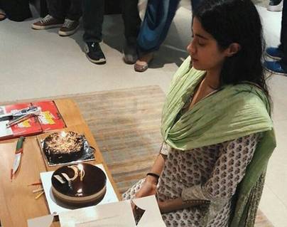 Sridevi's-Daughter-Jhanvi-Kapoor-at-Orphanage-@-21