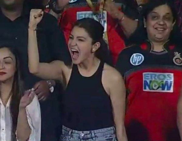 Anushka Sharma Wild Experssion Cricket Ground