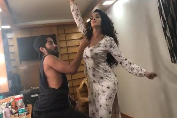 Baahubali-Girl-Nora-Fatehi-Crazy-Dance-off-Screen!