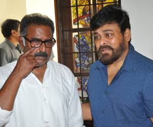 Chiranjeevi-Pays-Tribute-to-Actor-Banerjee’s-Father-Photos