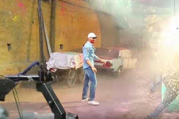 How-Holi-Fight-Was-Connected-in--Bharat-Ane-Nenu