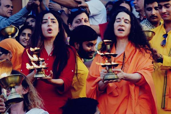 Is-Poonam-Kaur-Sending-Feelers
