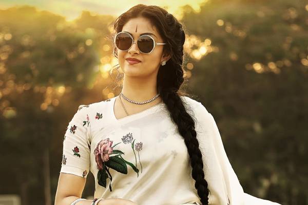 Keerthy-Suresh-Sees-the-Brighter-Side-of-Trolls---Mahanati
