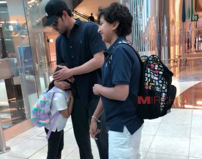 Not-Leaving-Mahesh-Babu's-Hand;-En-Route-to-Paris