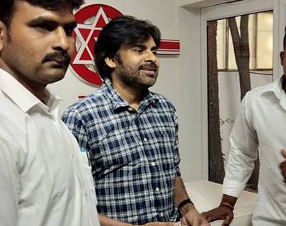 Pawan-Kalyan-Fans-Endlessly-Waiting-for-The-Twitter-War-to--End