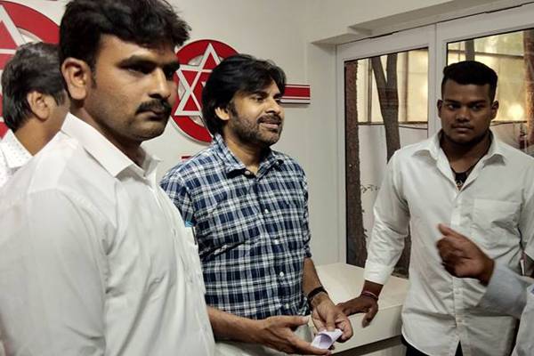 Pawan-Kalyan-Fans-Endlessly-Waiting-for-The-Twitter-War-to-End