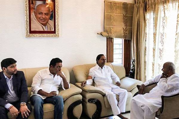 Prakash Raj Becomes New Political Friend of KCR
