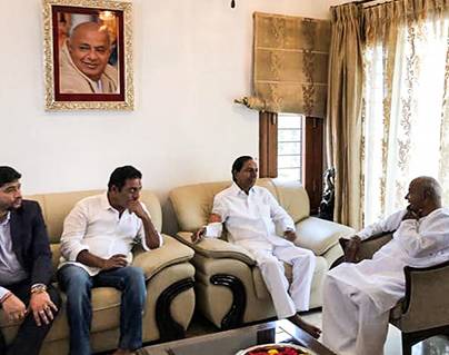 Prakash Raj Becomes New Political Friend of KCR
