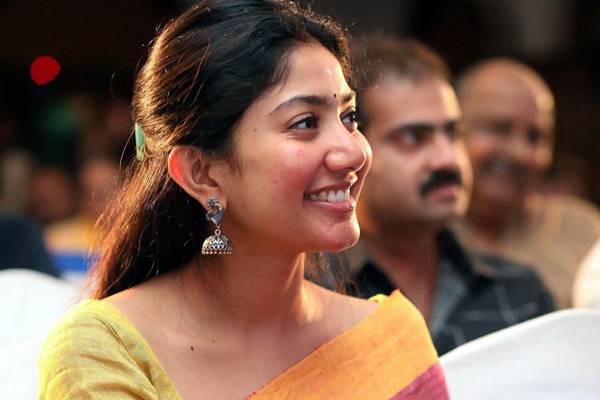 Sai Pallavi Speaks of Dhanush Way on Sets