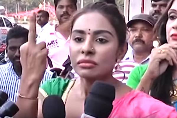 Sri Reddy Abuse Pawan Kalyan