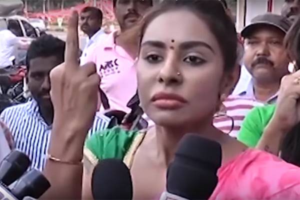 Sri-Reddy-Abuses-Pawan-Kalyan-&-Sorry-to-His-Mother!