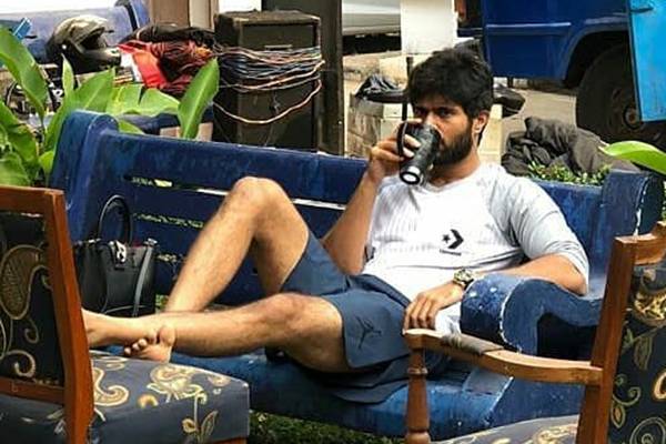 Vijay Deverakonda Stuns Senior Artists-