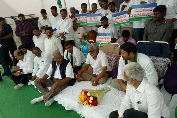 YSR Congress MPs Fast - A Massive Failure?