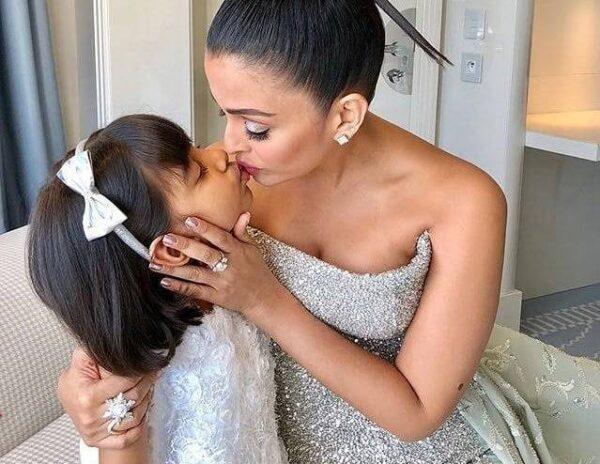Aishwarya Rai Daughter kissing Aaradhya