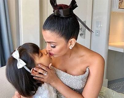 Aishwarya Rai Daughter kissing Aaradhya