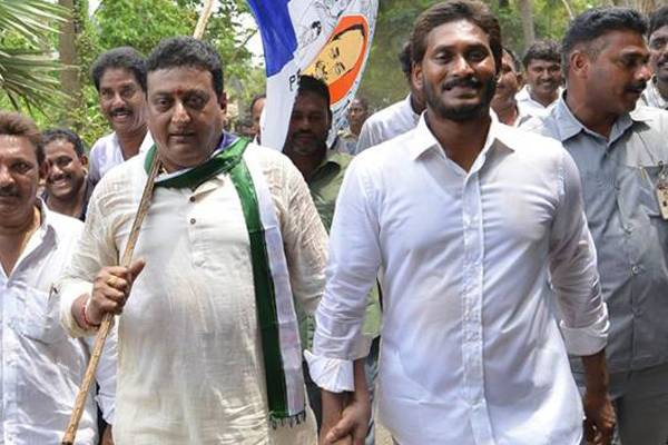 Comedian Prudhvi supports ys jagan padayatra