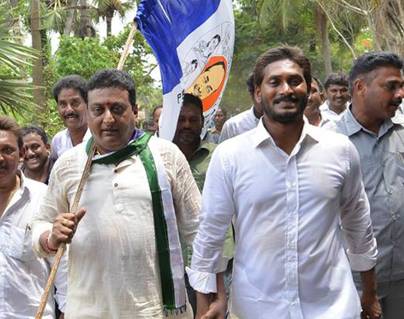 Comedian Prudhvi supports ys jagan padayatra
