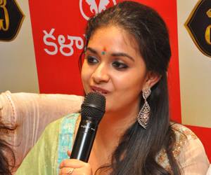 Keerthy-Suresh,-Mahanati-Team-at-Kalamandir-Vizag-Photos