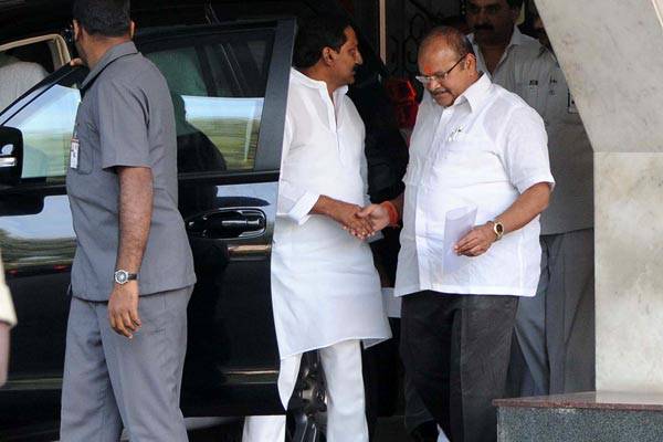 Kiran Kumar Reddy Spotted Alongside Kanna Lakshminarayana