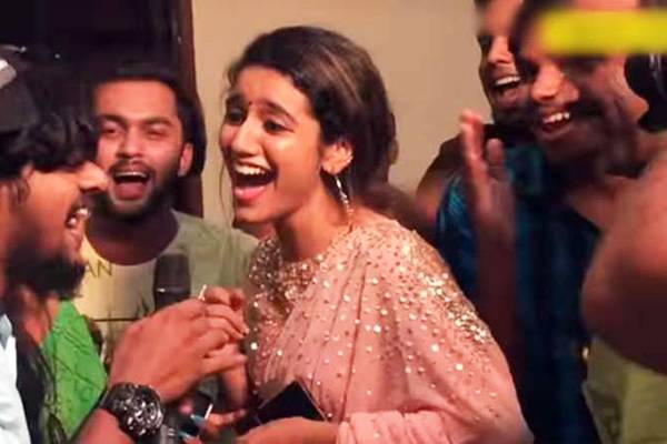 Priya-Warrier-Stunning-Singing-Perfomance