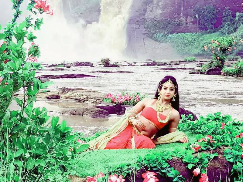 Sanjjanaa Galrani - Baahubali Water Falls