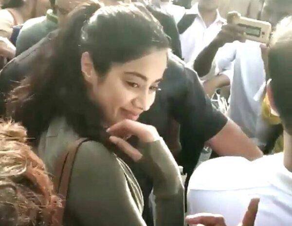 Sridevi Daughter Jhanvi Kapoor Mobbed