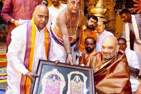Stones Pelted At Amit Shah's Convoy in Tirupati