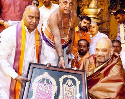 Stones Pelted At Amit Shah's Convoy in Tirupati