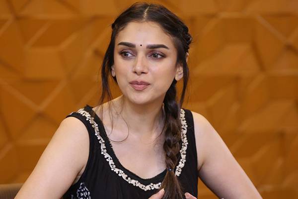  Aditi Rao Hydari  sameera  character in Sammohanam