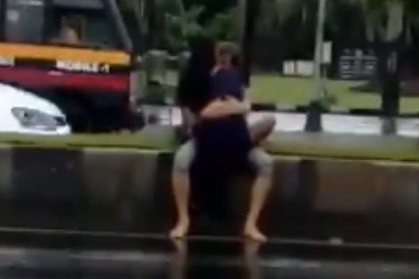 Couple-Caught-Making-out-on-the-City-Main-Road!