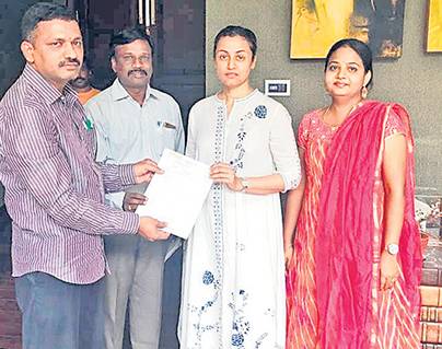 Mahesh Babu -Namratha - Return Their Raithu Bandhu Cheques-