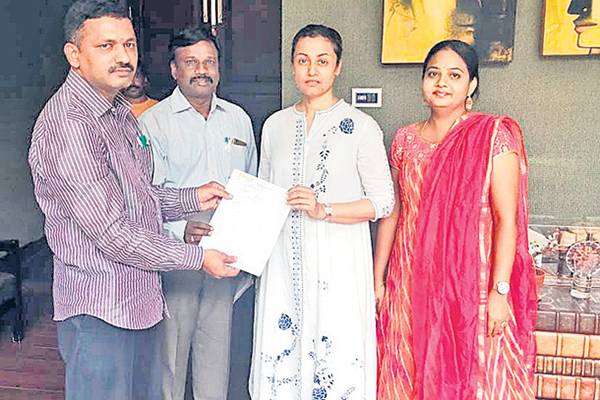 Mahesh Babu -Namratha - Return Their Raithu Bandhu Cheques-