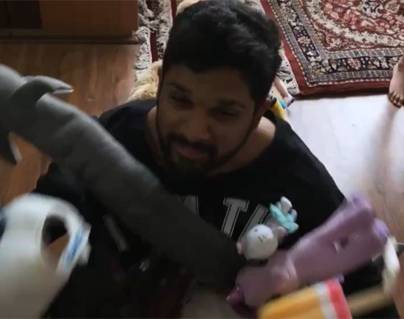NPS-Break-Allu-Arjun-Playing-with-Toys