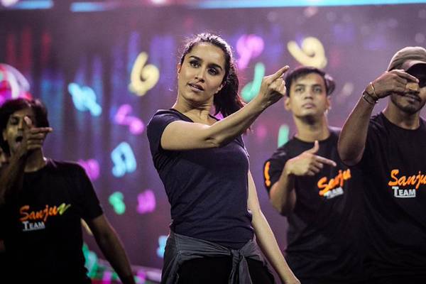 Saaho Girl Shraddha Kapoor's Killer Dance Skills on Stage