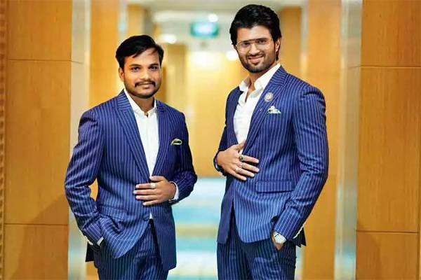 Both Vijay and Prashanth were seen sporting exactly the same suit with the letters 'ROWDY' (Vijay calls his gang 'rowdies') encrypted on the back of the suit. This is how he celebrated his Filmfare with one of his fans. By the way, the 23-year old guy is from Zaheerabad, Sangareddy District pursuing his MBA. 