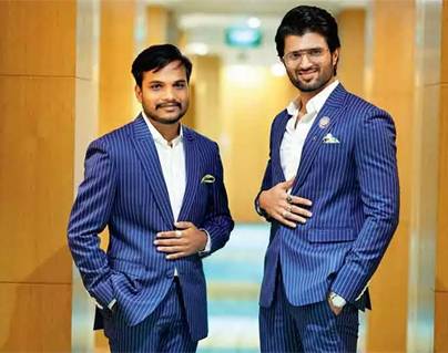 Both Vijay and Prashanth were seen sporting exactly the same suit with the letters 'ROWDY' (Vijay calls his gang 'rowdies') encrypted on the back of the suit. This is how he celebrated his Filmfare with one of his fans. By the way, the 23-year old guy is from Zaheerabad, Sangareddy District pursuing his MBA.
