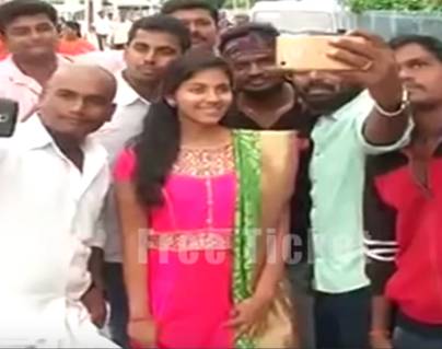 Actress-Anjali-Reaction--on-Fans