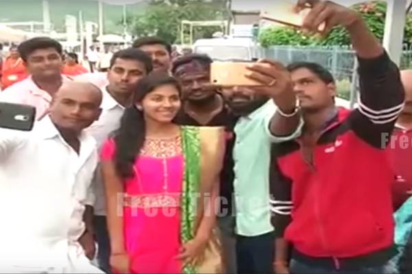 Actress-Anjali-Reaction-on-Fans