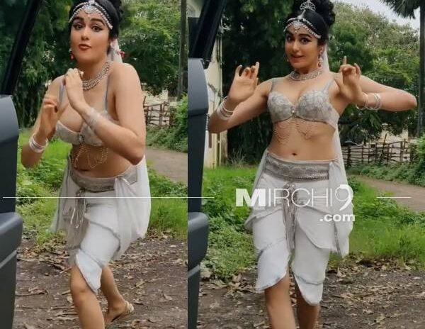 Adah-Sharma-Gets-Naughty-with-Traditional-Dress