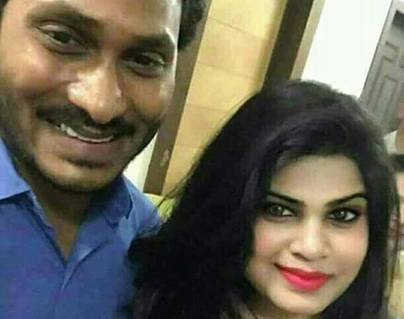 Alekhya Kondapalli responds on selfie with ys jagan