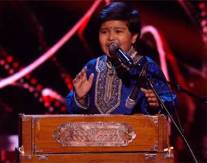 Indian-Kid-Rocks-British-Stage-with--Harmonium!
