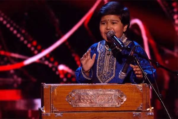 Indian-Kid-Rocks-British-Stage-with-Harmonium!