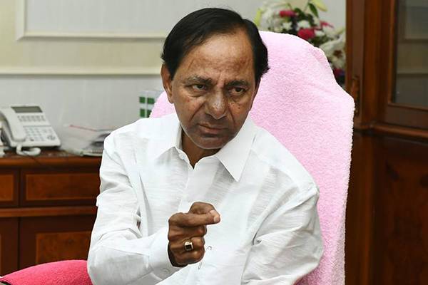 KCR Defends The Ban of Kathi Mahesh and Swami Paripoornanda