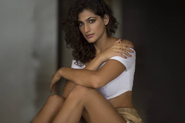 Kubra-Sait-Reveals-How-She-Did-the-Stripping-Scene-7-Times-on-camera