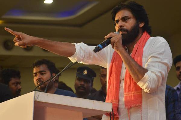 Pawan-Kalyan-Meets-Chiranjeevi-Fans---Mega-Fans-Still-Not-Learning