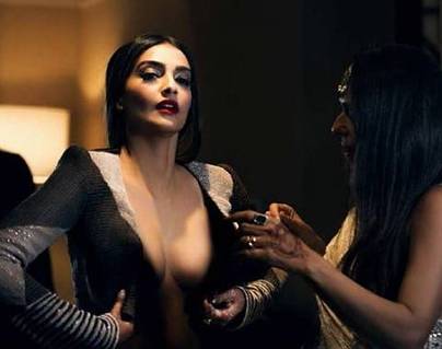 Top Actress Hooking Her Blouse Going Viral