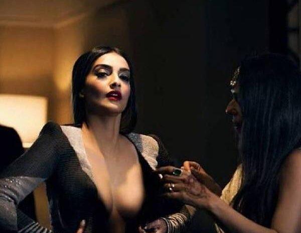 Sonam Kapoor Hooking Her Blouse Going Viral