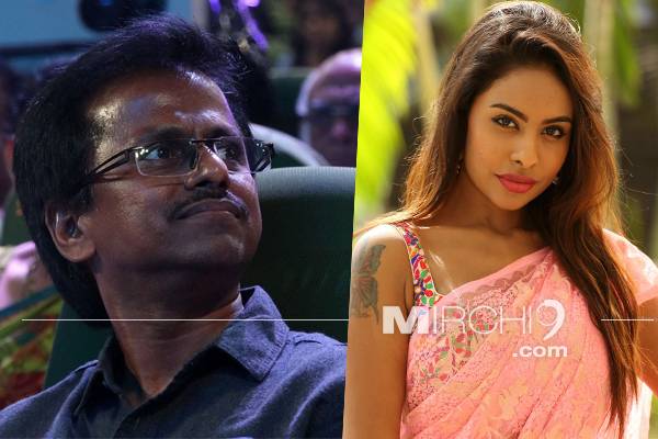Sri-Reddy-Met-Top-Director-AR-Murugadoss-in-Hotel