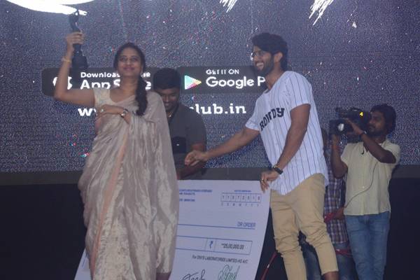 Vijay-Deverakonda's-Filmfare-Auctioned-for-Rs.-25-Lakhs