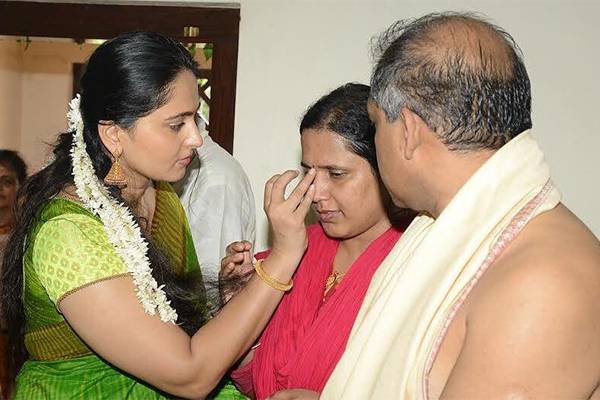 finally-mother-prafulla shetty -opens-up-about-prabhas-anushka-shetty-marriage